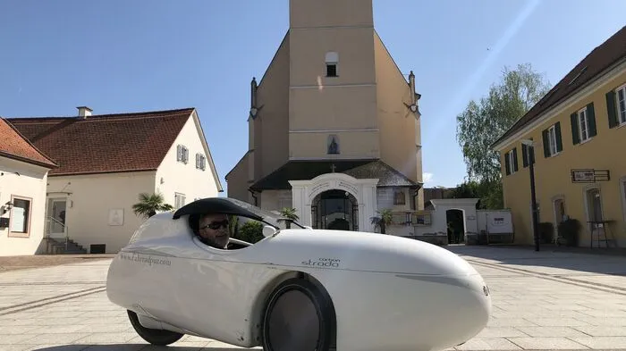 "Wer als Kind kein Trettauto bekommen hat, muss sich eben als erwachsener Mann eines kaufen", schmunzelt Franz Schweighofer.  "Ich wollte ein Fahrrad haben, das bequem ist und mit dem ich im Anzug trocken zur Arbeit kommen kann", erklärt der Velomobilfahrer seine Beweggründe. 