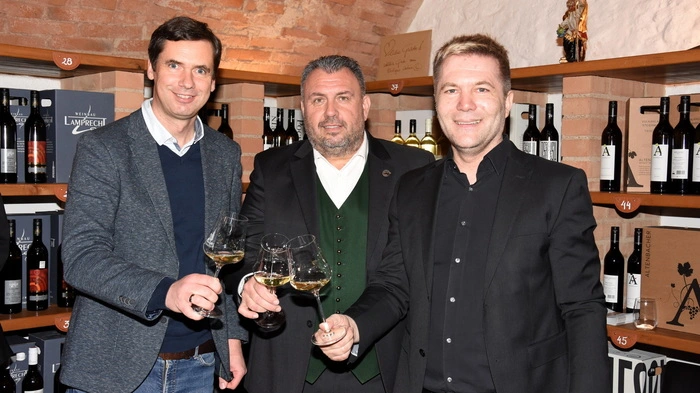 Winzer Fritz Frühwirth, Vinothekar Günther Kropshofer und Patrick Sax stoßen auf die Neueröffnung an (v.l.n.r)