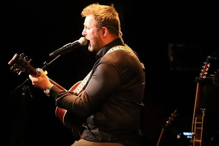 „Ich liebe es, auf großen Bühnen zu stehen. Davon träumt jeder Musiker. Aber im kleinen, intimen Rahmen zu spielen, wie zu Beginn meiner Karriere, das ist das Aufregendste überhaupt.“  Sagt Josh. 