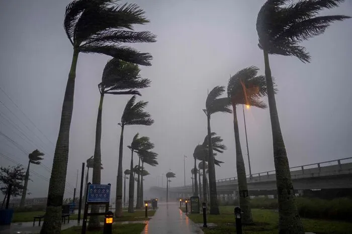 Laut Meteorologen bewegte sich der Hurrikan nur mit einer Geschwindigkeit von rund 13 Kilometern pro Stunde in nordöstlicher Richtung übers Land. Das machte ihn angesichts der starken Winde und Regenfälle noch gefährlicher.