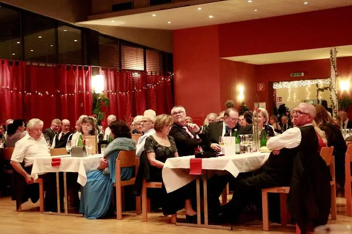 Zu den Klängen der Gruppe „take5music“ wurde getanzt, im Foyer und im Saal stärkten sich die Gäste, die auch kulinarisch gut verpflegt wurden, an zwei Bars für eine lange Ballnacht.