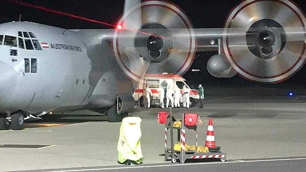 Einer der Soldaten wird am Flughafen Graz von einem Rettungauto übernommen