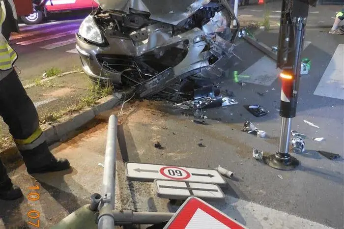 Die Einsatzkräfte sicherten die Unfallstelle ab, leuchteten diese aus, bauten einen Brandschutz auf, und banden die ausgeflossen Betriebsmittel.