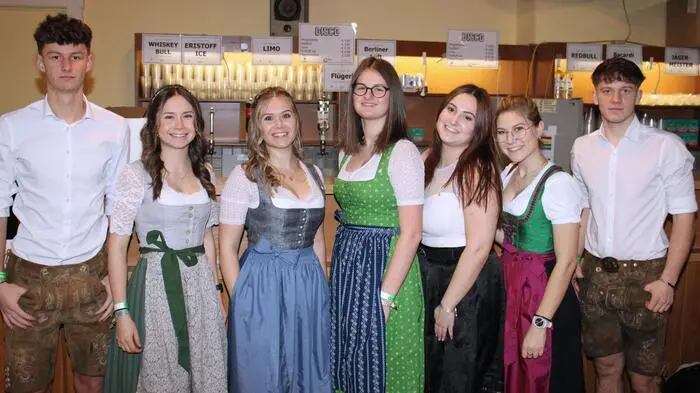 Unter dem Motto „Tradition, Stil und Lebensfreude“ organisierten die Landjugend, der Bauernbund und die Bäuerinnen des Bezirkes Voitsberg wieder den traditionellen und sehr beliebten Bezirksbauernball in den Räumlichkeiten des Volkshauses und der Sporthalle Köflach. 