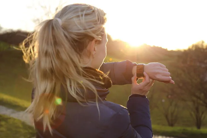 Unser Organismus mag es, im Rhythmus zu leben: Jeden Tag die gleichen Schlafens- und Aufstehzeiten sowie Rituale vor dem Zubettgehen helfen, zur Ruhe zu kommen und gesund zu bleiben. Zu sehen ist das besonders bei Babys und älteren Menschen.