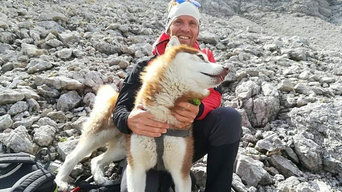 Bergretter Bernhard Gerharter mit Husky Garik, der nach tagelanger Suche am Samstag gefunden wurde