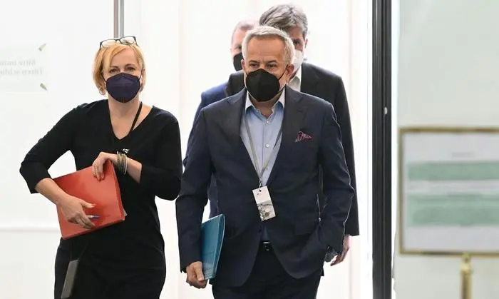 Siegfried ´Sigi´ Wolf auf dem Weg in das Ausschusslokal