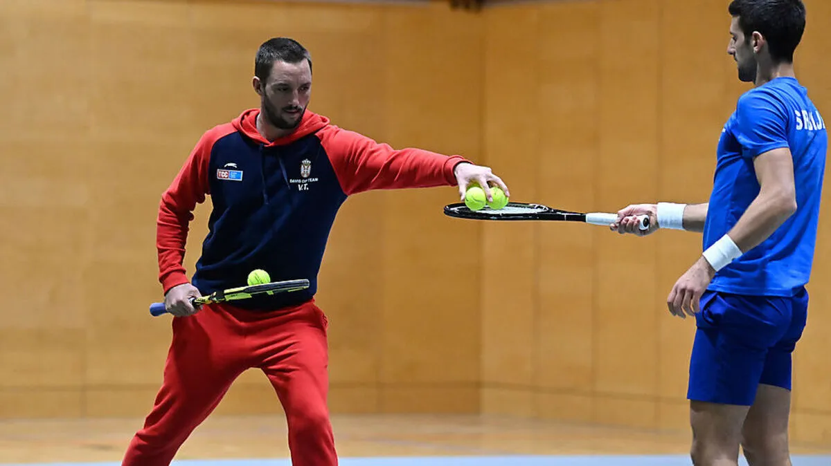 Novak Djokovic (rechts) mit Serbiens Kapitän Viktor Troicki