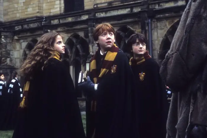 HARRY POTTER AND THE CHAMBER OF SECRETS BR / US / GER 2002 L-R EMMA WATSON as Hermione Granger RUPERT GRINT as Ron Weasley, DANIEL RADCLIFFE as Harry Potter Date: 2002 PUBLICATIONxINxGERxSUIxAUTxONLY Mandatory credit line: Image courtesy Ronald Grant / Mary Evans