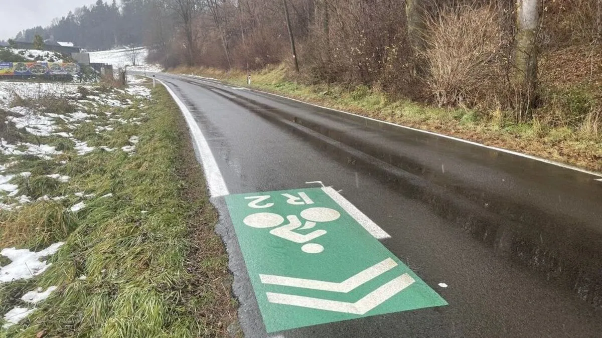 Der Radstreifen auf der einen Seite endet, rund zehn Meter weiter beginnt er auf der anderen Fahrbahnseite