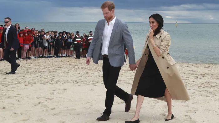 Herzogin Meghan tritt bei der Wahl ihrer Schuhe in Australien umweltbewusst auf. Die 37-Jährige trug zum Beginn ihrer Reise in Sydney am Dienstag flache schwarze Schuhe, die aus recycelten Plastikflaschen bestehen. Das berichteten mehrere Medien übereinstimmend.