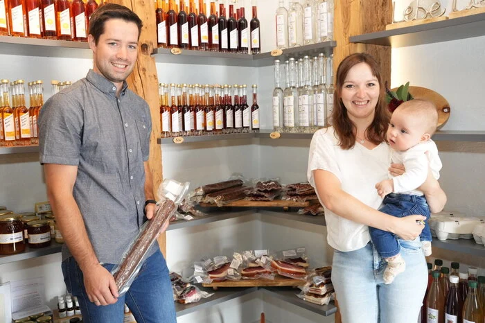 Michael, Franziska mit Junior Martin Pucher vlg. Wölflbauer bieten Speck, Salami, Haus- und Hartwürste, Leberwurst und Bauernbrot. 