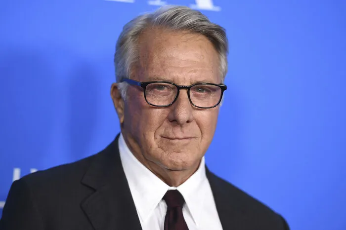 Auch Oscar-Preisträger Dustin Hoffman (80) wird mit Vorwürfen sexueller Belästigung konfrontiert. Die US-Autorin Anna Graham Hunter äußerte in einer Gastkolumne in dem Filmblatt "Hollywood Reporter" Vorwürfe, der Schauspieler habe sie 1985 als 17-Jährige wiederholt belästigt. Hoffman reagierte auf die Vorwürfe im "Hollywood Reporter" mit einer Stellungnahme. Er habe "größten Respekt" für Frauen und er fühle sich schrecklich, dass er die Frau möglicherweise durch sein Verhalten in eine "unangenehme Situation" gebracht haben könnte. "Dies reflektiert nicht, wer ich bin", zitierte das Blatt den Schauspieler.    