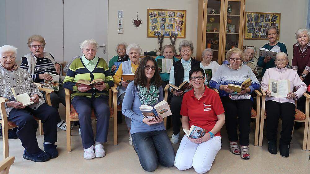 Die Damen vom Volkshilfe-Seniorenzentrum Veitsch hören ihren beiden Vorleserinnen gerne zu