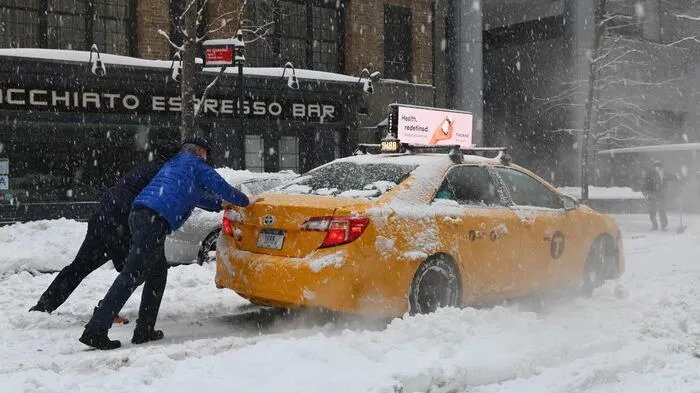  Nach ersten Schneefällen in Washington hat der US-Wetterdienst für Montag und Dienstag vor einem schweren Schneesturm für den Nordosten der USA gewarnt.