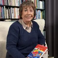 Elfie Donnelly im Podcast-Studio der Kleinen Zeitung mit ihrem neuen Buch „Barbarixa Lunafax“