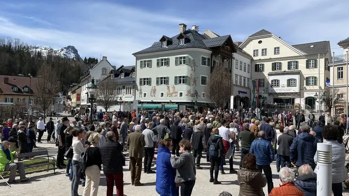 Rund 300 Menschen haben sich am Mittwoch in Bad Aussee eingefunden, um gegen den Umbau zur Fünftage-Chirurgie des Krankenhauses zu protestieren.