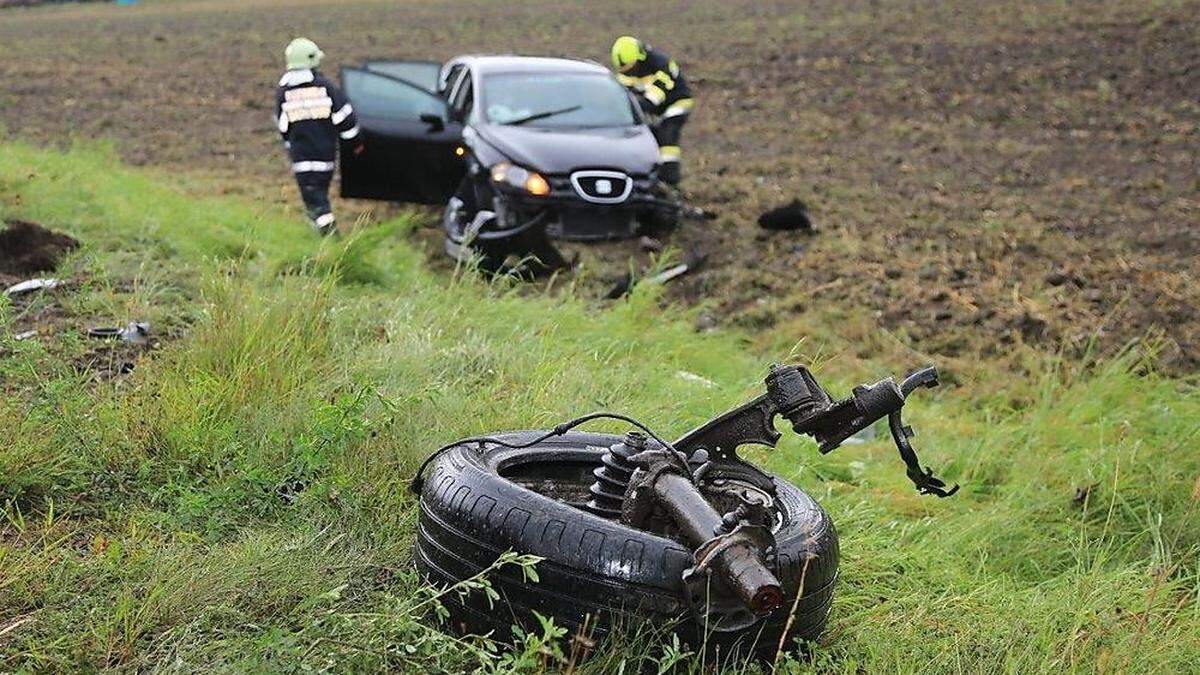 Durch die Wucht des Aufpralls wurde die Vorderachse aus dem Pkw gerissen