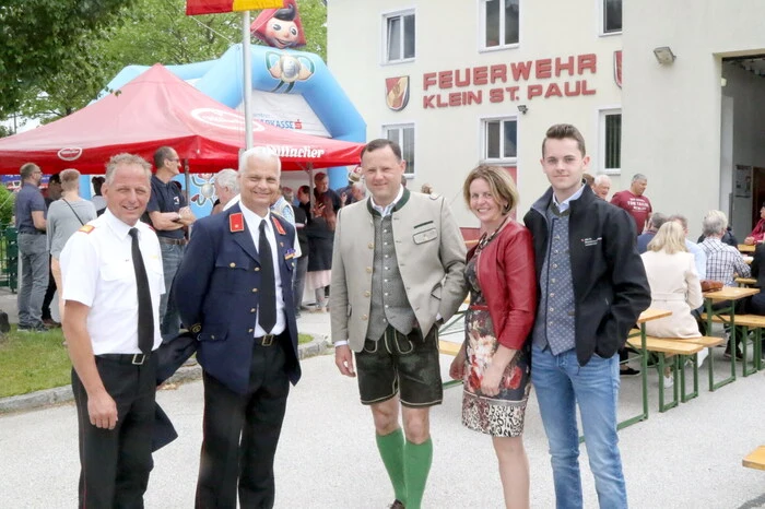 Beim Feuerwehrtag gesehen wurden unter anderen Bezirksfeuerwehrkommandant Friedl Monai (links), Bürgermeisterin Gabi Dörflinger, Alt-Bürgermeister Hilmar Loitsch, Sonnenalm-Chef Hannes Zechner (3. von links) sowie Künstler Werner Hofmeister. 