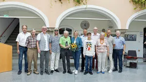 Die Naturfreunde-Fotogruppe mit ihren Ehrengästen bei der Vernissage