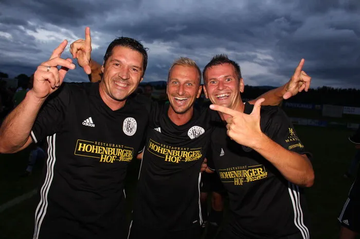 Klicken Sie sich durch die Fotos des erinnerungswürdigen Fußballabends für das Team des FC St. Johann-Köppling rund um Trainer Kurt Starchl, Torschütze Mario Puntigam und Obmann Manuel Sturmann (von links).