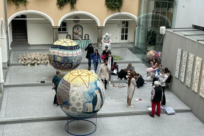 Blick auf die Ausstellung im Rathaushof von oben
