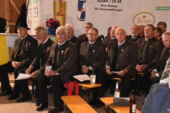 Eingangs bedankte sich Elisabeth Miedl bei allen Helfern, die in der schweren Zeit die Familie unterstützt und beim Wiederaufbau mitgeholfen haben. Der Hof wird nun von Sohn Christoph und Gattin Sabine geführt.