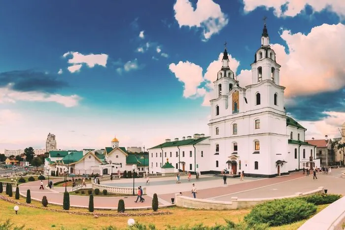 Weißrussland. Mit mächtig erleichterten Visumbestimmungen öffnet sich das Land für Besucher: Höhepunkt ist die Hauptstadt Minsk, die kulturell und auch in Sachen Nachtleben aus dem Vollen schöpft.
