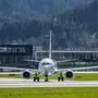 ABD0152_20200319 - INNSBRUCK - ÖSTERREICH: ZU APA0428 VOM 19.3.2020 - Der Flughafen Innsbruck wird ab Montag bis auf Weiteres seine Pforten schließen. Aufgrund der aktuellen Situation habe sich die Geschäftsführung in Absprache mit den Eigentümern dazu entschlossen, vorläufig den Betrieb einzustellen. Im Bild: Ein Flugzeug am Innsbrucker Flughafen aufgenommen am Donnerstag, 19. März 2020. - FOTO: APA/ZEITUNGSFOTO.AT/DANIEL LIEBL