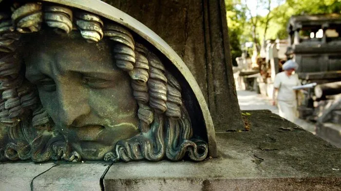 Der Pariser Friedhof "Pere Lachaise" ist wohl der bekannteste Friedhof der Welt. Hier sind zum Beispiel Größen wie die französische Sängerin Edith Piaf beerdigt. Sie starb am 10. Oktober 1963 im südfranzösischen Grasse. Es war aber immer schon ihr Herzenswunsch in Paris beerdigt zu werden. Deswegen wurde ihr Leichnam heimlich nach Paris gebracht und auch ihr Totenschein gefälscht. 