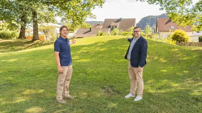Ingo Weber vom Stadtgartenamt und Stadtgartenreferent Stadtrat Julian Geier präsentieren den neu angelegten Hügel beim Moritzwäldchen