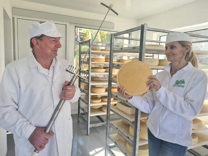  Den Käse erzeugen Sabine und Ewald Wurzinger auf ihrem Biohof in Fehring. 