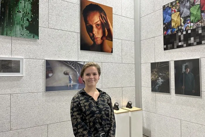 Die Leitringer Fotokünstlerin Viktoria Körbler vor ihrem  Selbstporträt