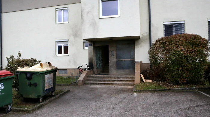Hier in diesem Hauseingang detonierte Dienstagfrüh eine Paketbombe und traf eine 29-jährige, dreifache Mutter. Ein Verdächtiger wurde drei Stunden danach verhaftet.