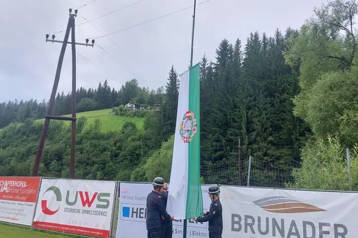 Das Wetter war durchwachsen, doch pünktlich zu Bewerbsbeginn um 13 Uhr ließ der Regen nach und Bereichsbewerbsleiter Manfred Gesslbauer konnte mit dem Hissen der Bewerbsfahne und dem Abspielen der Landeshymne den Bewerb wie geplant eröffnen. 