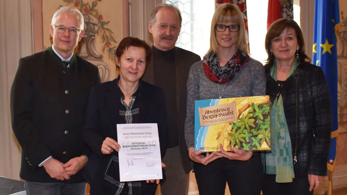 Palfrader überreichte das Zertifikat unter anderem den Vertretern der Neuen Mittelschule Sillian
