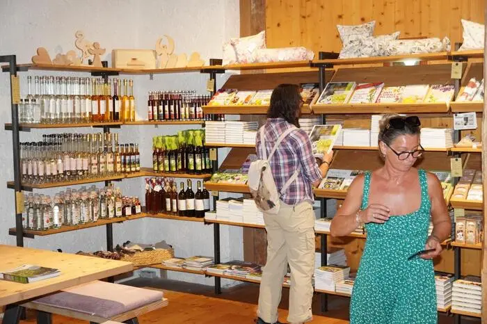 Im Kräuterstadl werden Salben, Tees, Sirup, Sprays, Kräutersalze, Naturkosmetik und vieles mehr angeboten. 