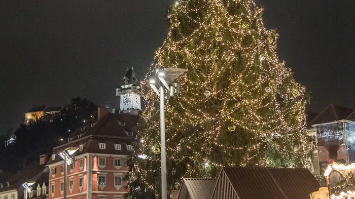 Mit unglaublichen 25.000 Lichtern wurde der Weihnachtsbaum am Grazer Hauptplatz von Mitarbeitern der Energie Graz geschmückt. Gestern wurde er feierlich "angezündet".