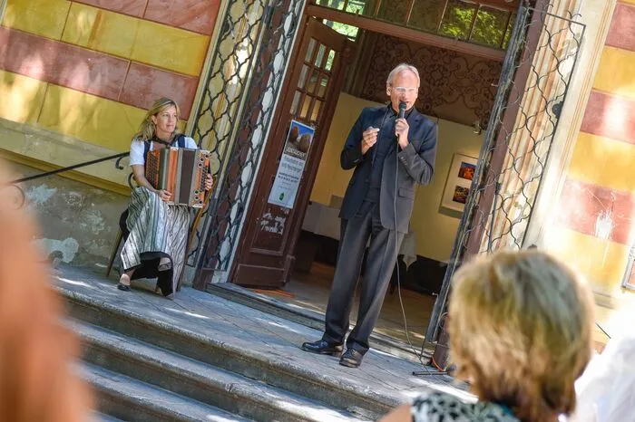 ... Theologe, Psychotherapeut und Autor Arnold Mettnitzer eröffneten die Ausstellung.