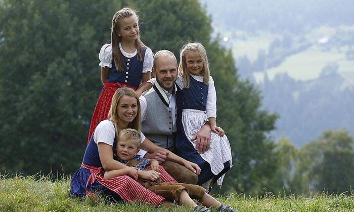 Ofner 2019 mit ihrem Mann Hermann und den Kindern Viktoria, Sophia und Kilian