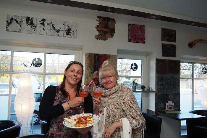 Sandra Rauter (links) kocht an den Werktagen je ein fleischiges und ein vegetarisches Essen mit Salat. An den Wochenende wird auf Anfrage gegrillt.