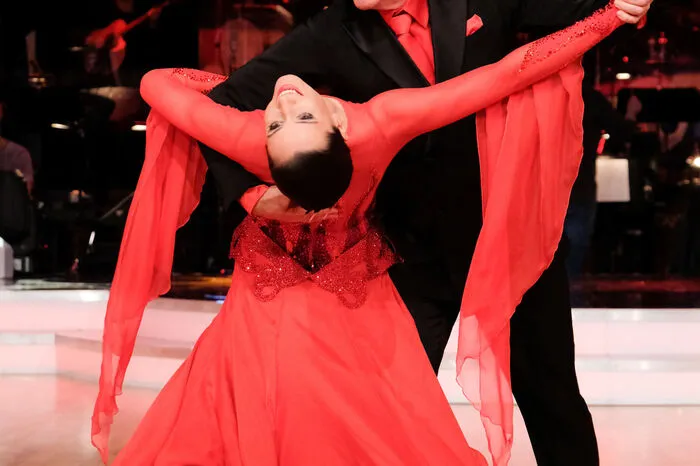 Die Fußballlegende Walter Schachner und Lenka Pohoralek wagten sich in feurigem Rot an einen Tango zu "La Cumparsita" ...