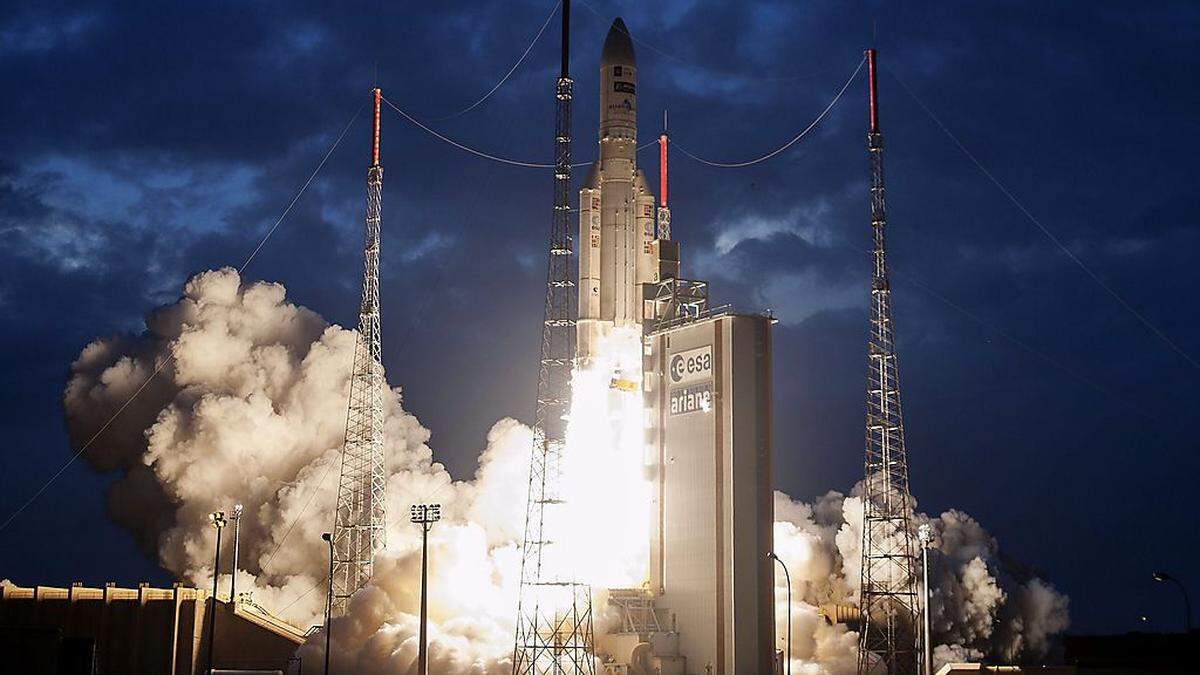 Eine Ariane-5-Rakete hebt ab