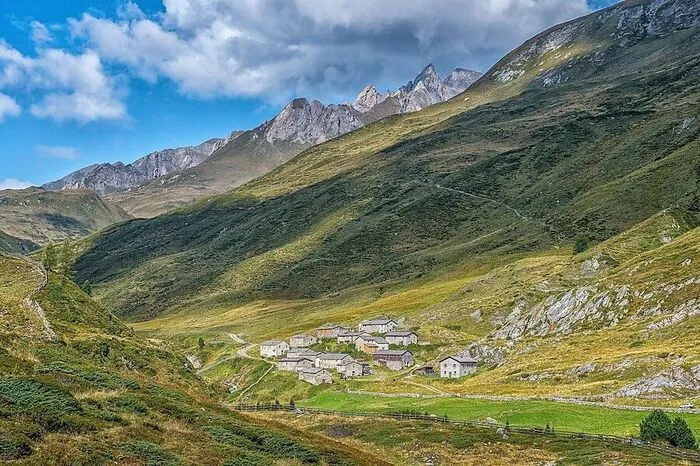 Ein Hauch von Tibet weht einem auf der Jagdhausalm entgegen. Die ist nämlich keine hölzerne Almhütte, wie man es sich so vorstellt, sondern besteht aus hingewürfelten Häusern aus massivem Stein, umgeben von Felsen und Grasmatten auf 2000 Meter Höhe.