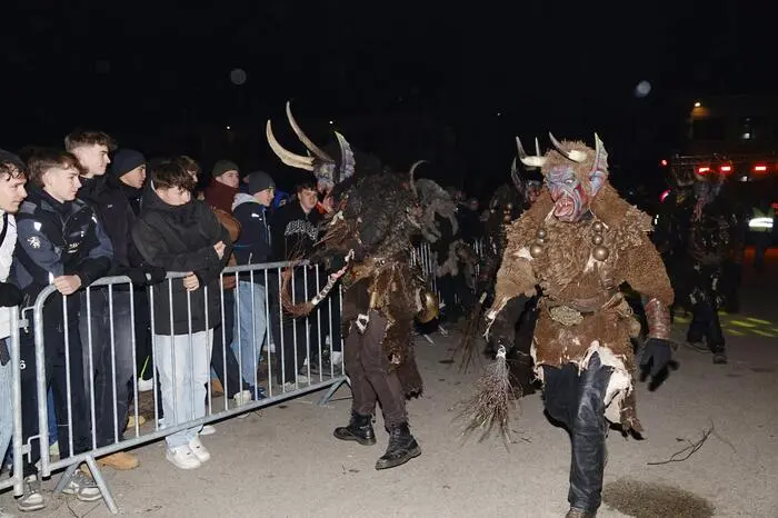 Dazu fanden sich Hunderte Zuseherinnen und Zuseher ein, die das Spektakel sichtbar genossen.