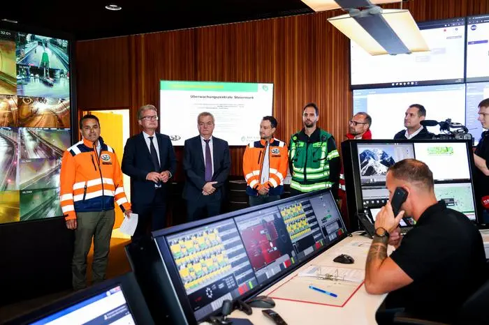 Tunnelübung mit Brandversuch, Feuerwehr, Landeshauptmann Drexler, Vize Lang, Übung Feuerwehr, Brand im Tunnel, Graz am 27.09.2024