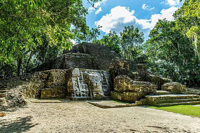 Belize. Das Land in Zentralamerika bringt karibisches Inselflair, Dschungelabenteuer inklusive Maya-Relikte und Unterwassererlebnisse am zweitgrößten Barriereriff der Welt unter einen Hut.