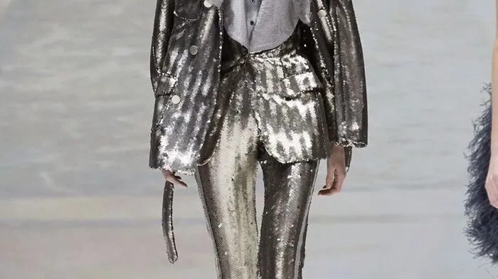 Montag, 11. September um 20 Uhr, Eröffnungsshow von Malan Breton.Der New Yorker Designer, der 1973 in Taiwan geboren wurde, wird seine Kollektion für das kommende Frühjahr zeigen. Halb Hollywood zählt zu Malan Bretons Fans. So schneiderte er bereits für Schauspielerin Scarlett Johansson, James-Bond-Darsteller Daniel Craig oder die australische Sängerin Kylie Minogue. Breton steht für aufwendige Roben und scharfe Silhouetten. 