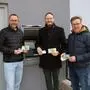 Vizebürgermeister Harald Scherz, Bürgermeister Bernd Gratzer und Gemeindekassier Valentin Kiendler vor dem neuen Bankomaten