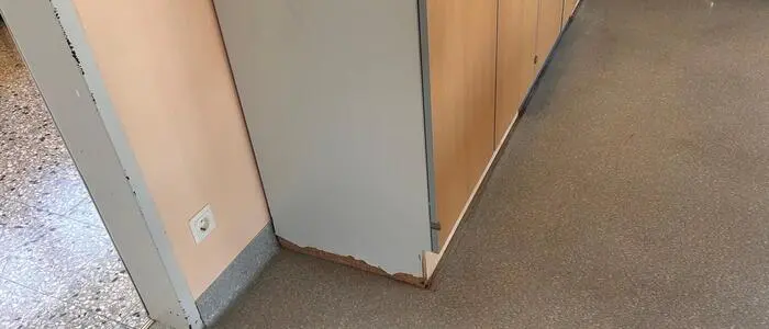 Die Möbel der Schule sind nach dem Wasserschaden an vielen Stellen aufgequollen